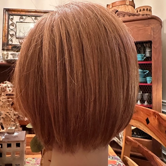 Raquel Welch Straight up with a twist wig. - Picture 4 of 9